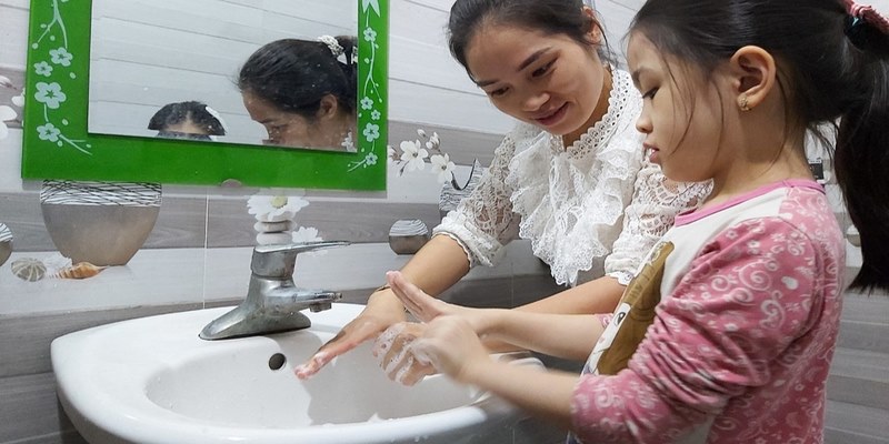 Rửa tay thường xuyên bằng xà phòng và nước sạch