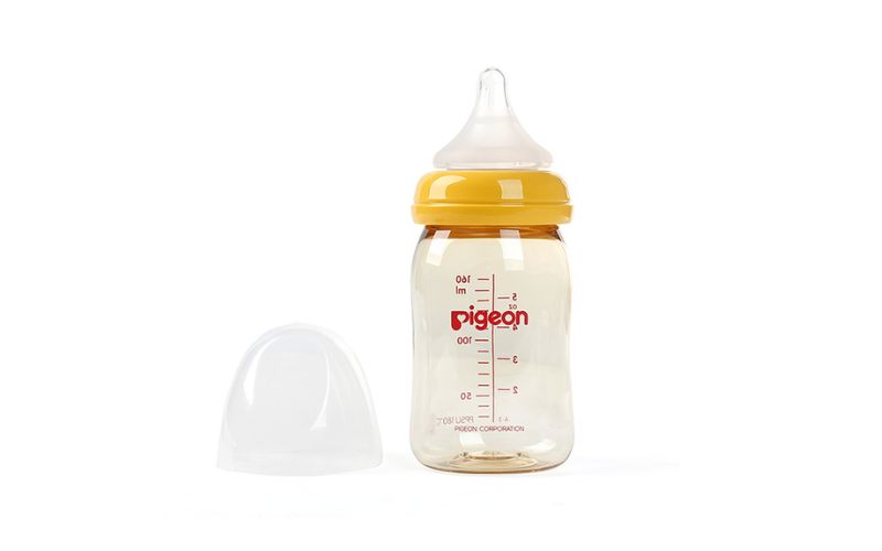 Bình sữa Pigeon nhỏ gọn được sản xuất với chất liệu silicone an toàn