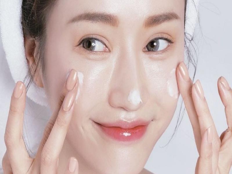 Dùng bộ skincare giúp hạn chế nổi mụn hiệu quả