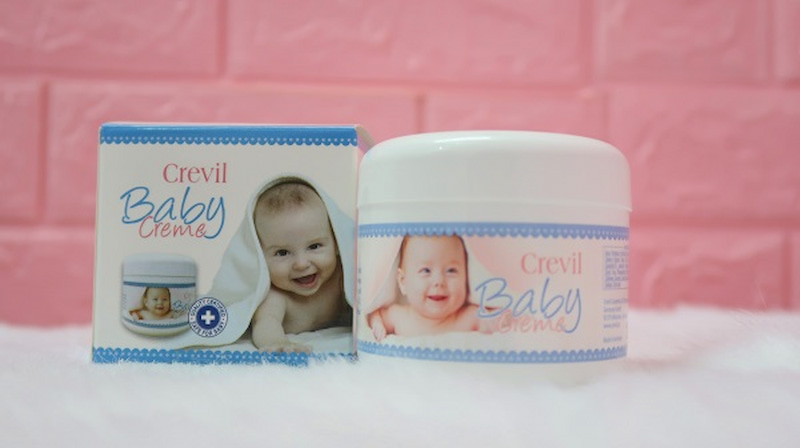 Bôi kem Crevil Baby Creme để giúp cải thiện làn da tổn thương