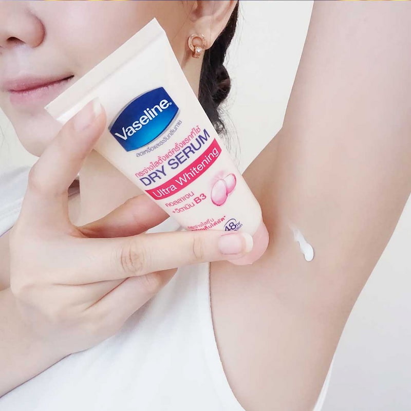 Bôi kem Vaseline để thấy làn da nách được cải thiện