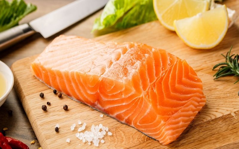 Cá hồi rất có lợi cho người bị tăng tiểu cầu do chứa nhiều Omega-3