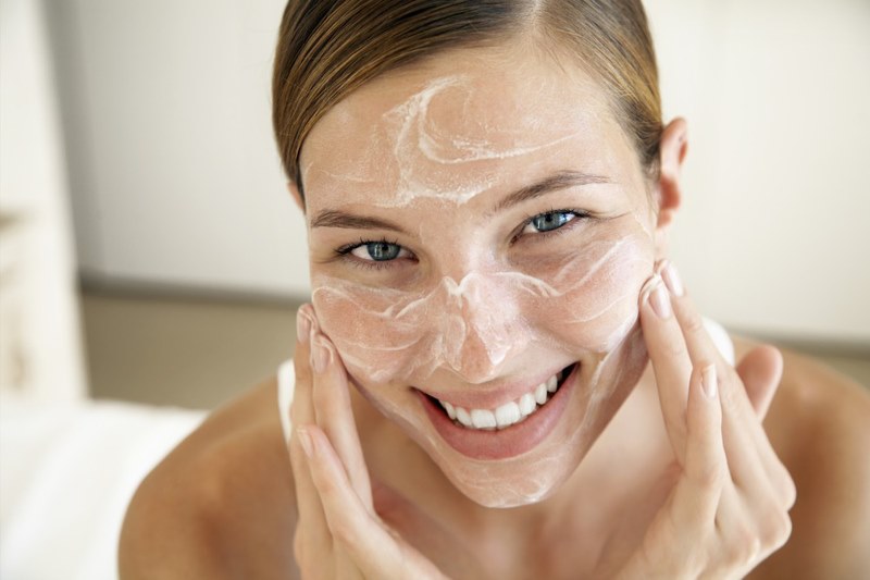 Nước tẩy trang Simple giúp bạn làm sạch da hiệu quả khi loại bỏ các lớp trang điểm và bụi bẩn