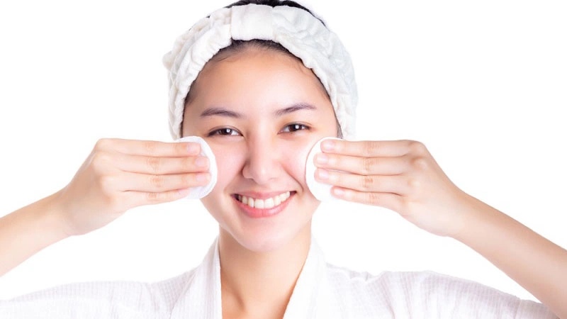 Lợi ích của việc sử dụng nước muối sinh lý để tẩy trang
