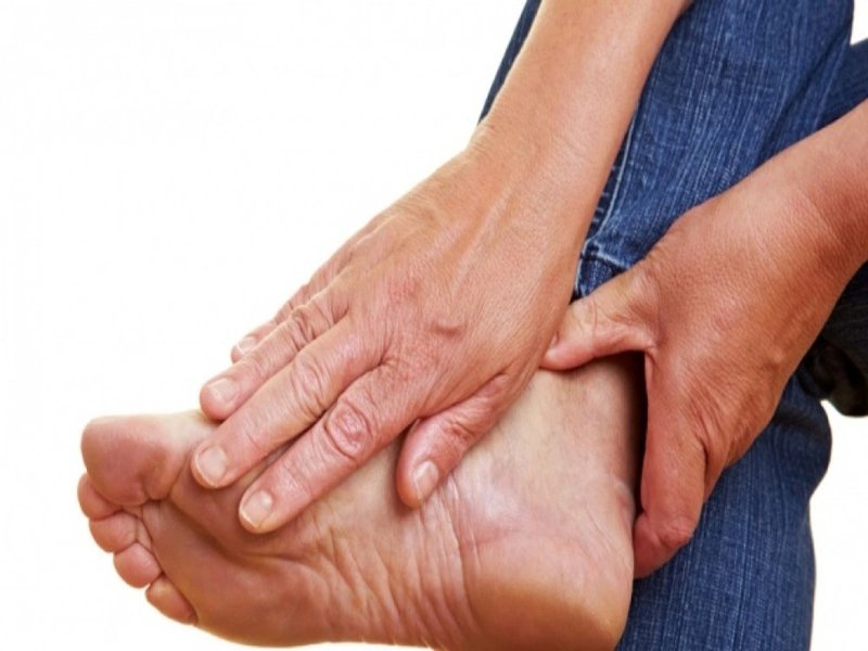 Hiện tượng bị gout đầu tiên xuất hiện với các cơn đau khớp giống như kim châm