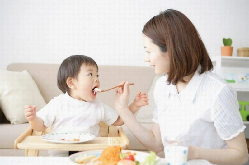 Cho bé sử dụng các sản phẩm hỗ trợ hệ tiêu hóa