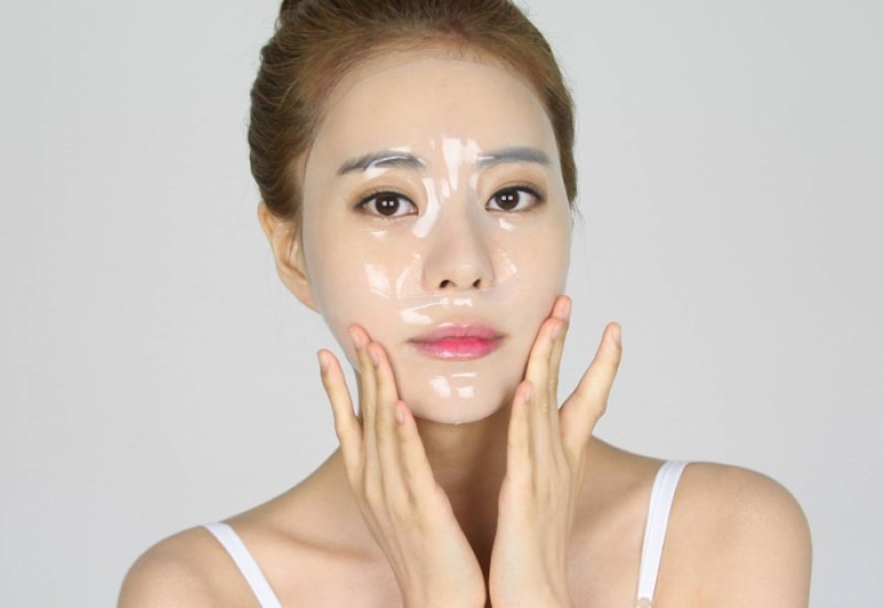 Đắp mặt nạ collagen thường xuyên giúp bạn có làn da trẻ trung hơn