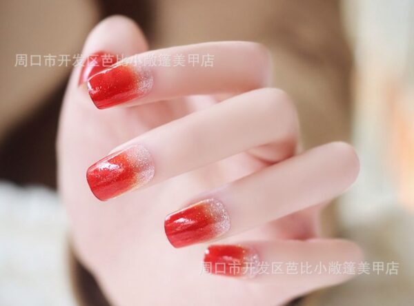 Nail đẹp màu đỏ kiểu Ombre nổi bật, phong cách