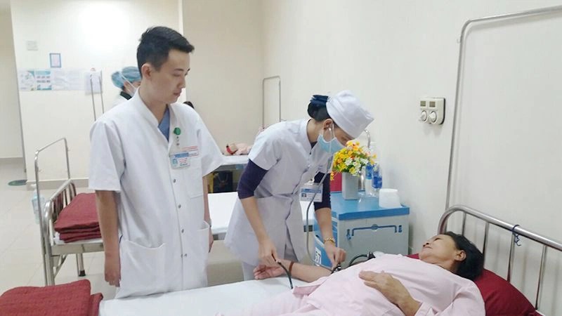 Phương pháp điều trị quai bị chủ yếu tập trung vào việc giảm triệu chứng