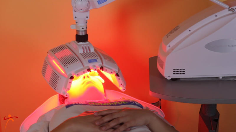 Liệu pháp ánh sáng (phototherapy) sử dụng tia cực tím B (UVB)