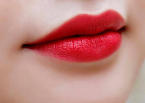 Son Mac Ruby Woo -  sắc đỏ cực chuẩn, lâu phai