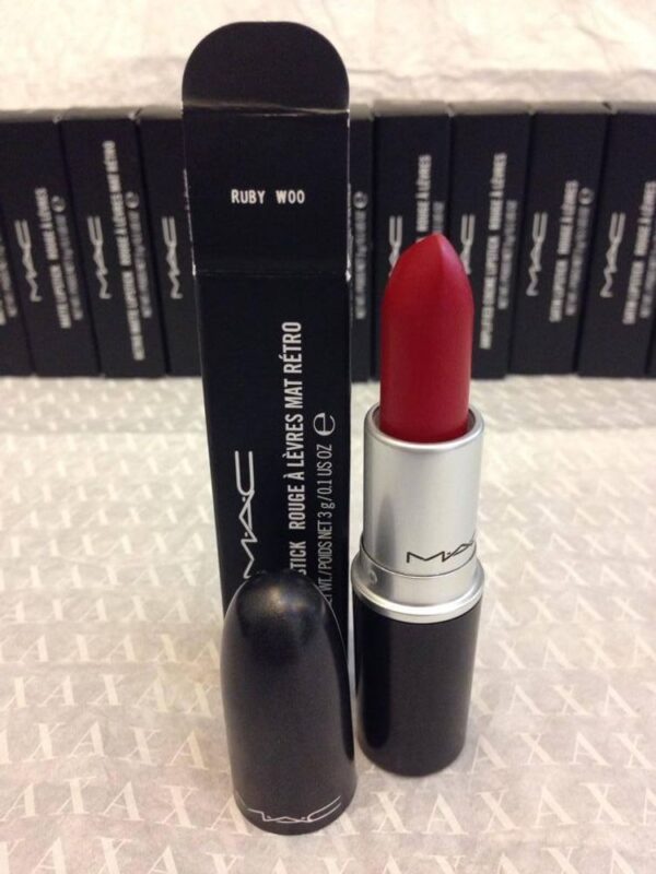 Son Mac Ruby Woo -  sắc đỏ cực chuẩn, lâu phai