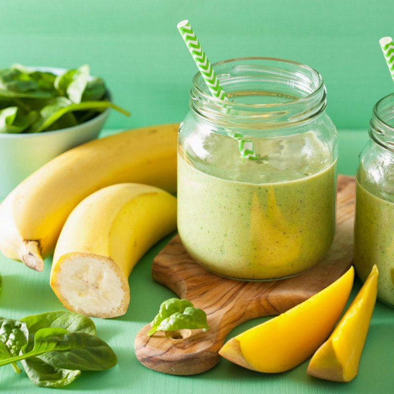 Smoothie xanh từ cải bó xôi và chuối