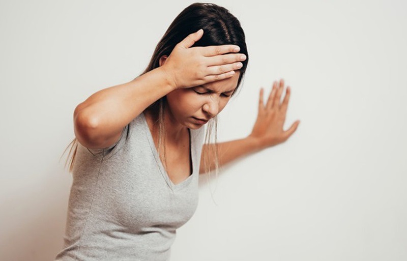 Thoát vị đĩa đệm chèn ép dây thần kinh ở cổ có thể gây ra tình trạng mất thăng bằng