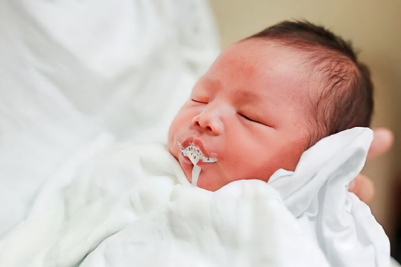 Nguyên nhân bé bị viêm phế quản hay nôn trớ