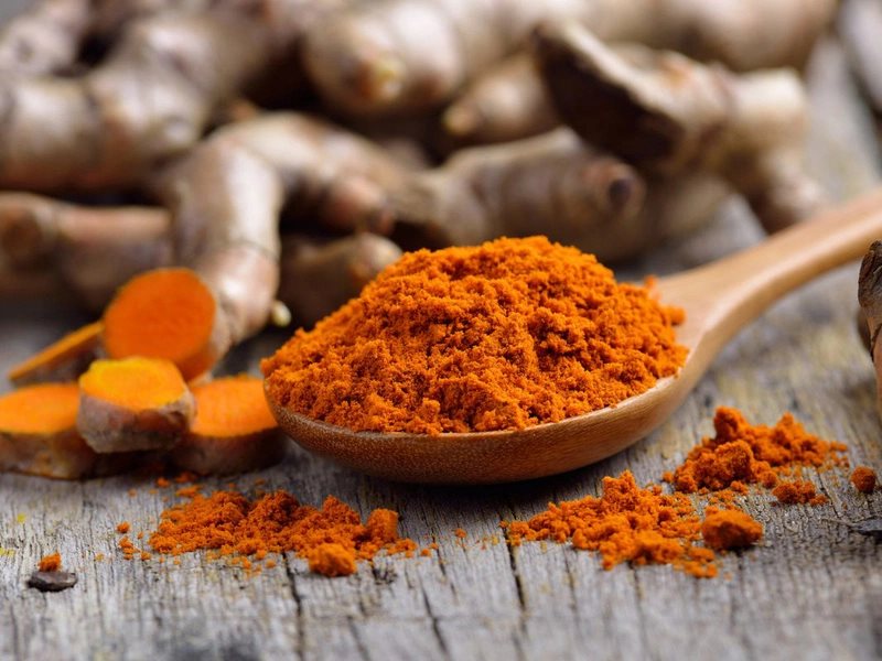 Nghệ tươi chứa curcumin, một chất có tính kháng viêm, chống oxy hóa