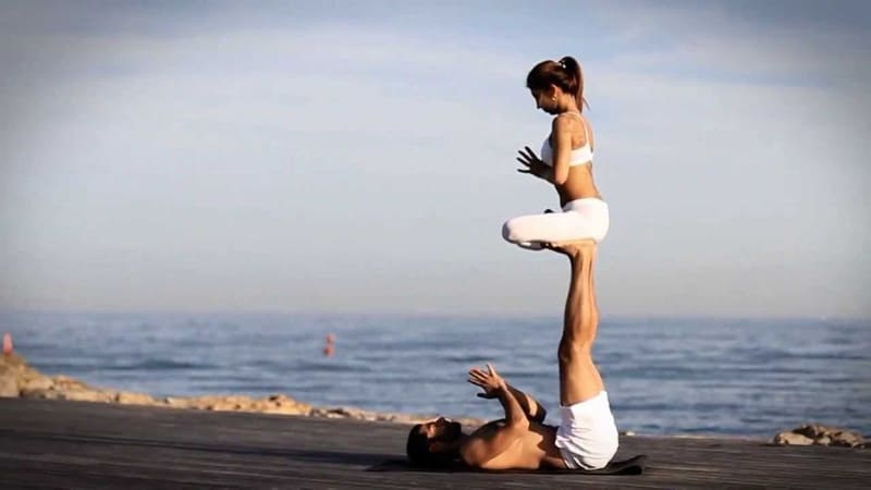 Acro Yoga không chỉ đòi hỏi sự dẻo dai, sức mạnh, và cân bằng