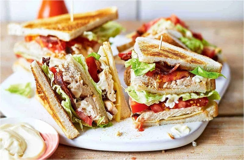 Bánh mì nguyên cám giàu chất xơ và carbohydrate