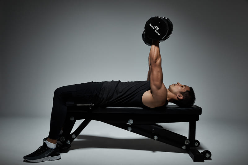 Dumbbell Bench Press là một bài tập sử dụng tạ tay