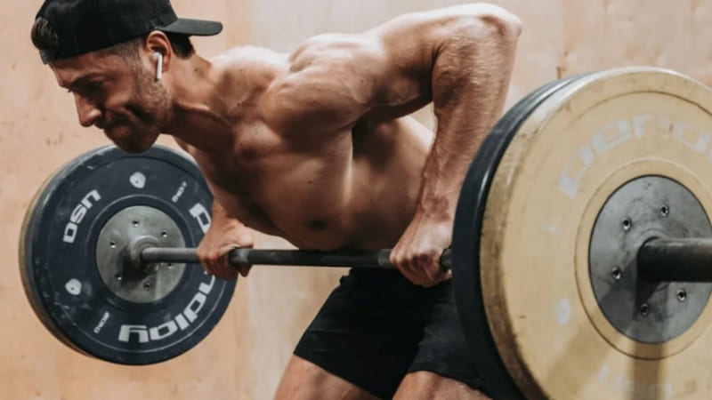 Barbell Row là một bài tập trọng tâm vào việc phát triển cơ lưng