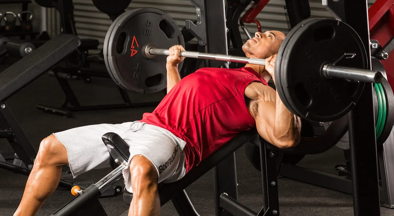 Bench Press yêu cầu sự ổn định và kiểm soát tốt