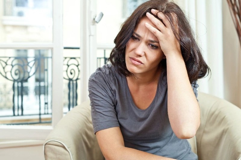 Stress và căng thẳng tinh thần là một trong những yếu tố kích hoạt chính của bệnh vảy nến.