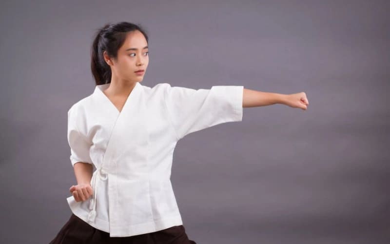 Đòn đấm là kỹ thuật tấn công cơ bản trong Karate