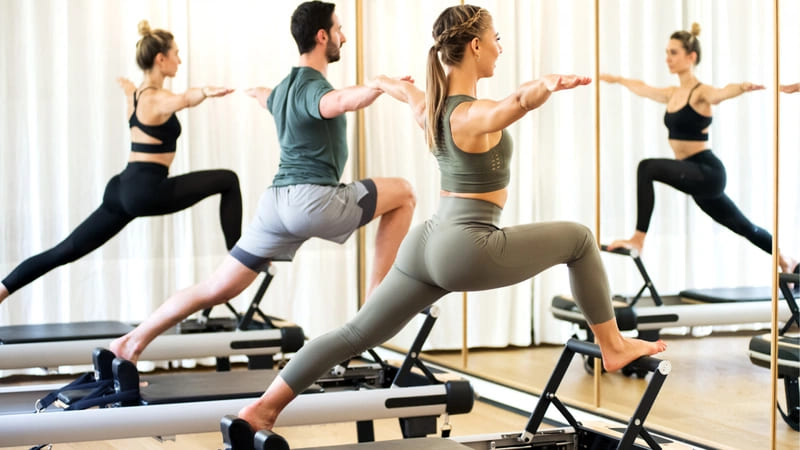 Các động tác Pilates thường kéo dài và kéo căng cơ bắp