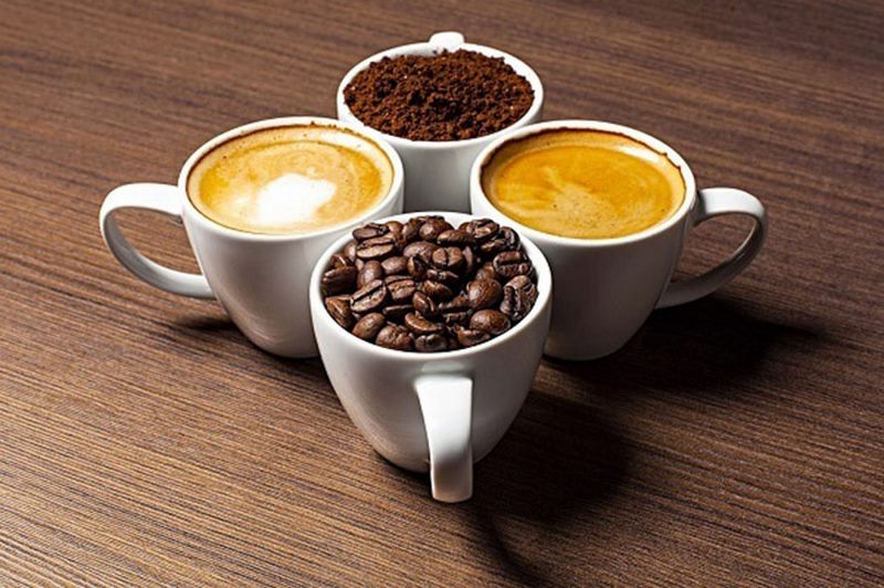 Caffeine và rượu có thể làm tăng tiết axit dạ dày và gây kích ứng niêm mạc.