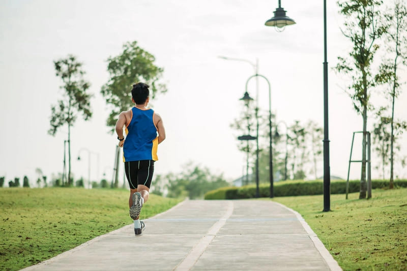 Chạy bộ vào sáng sớm giúp bạn tận hưởng không khí trong lành