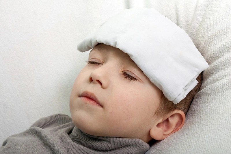 Nên chườm mát cho trẻ để hạ sốt sau khi tiêm vaccine