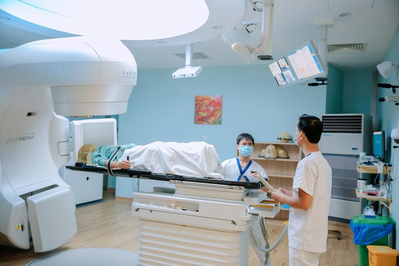 Xạ trị sử dụng các tia X hoặc tia bức xạ khác để tiêu diệt các tế bào ung thư.