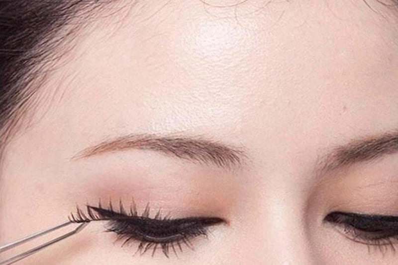 Dùng keo dán để vẽ Eyeliner không bị lem