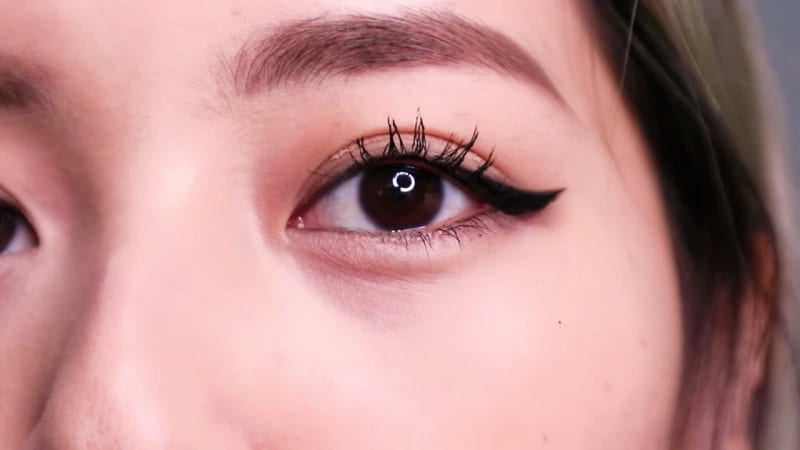 Cách kẻ Eyeliner đơn giản, tự nhiên