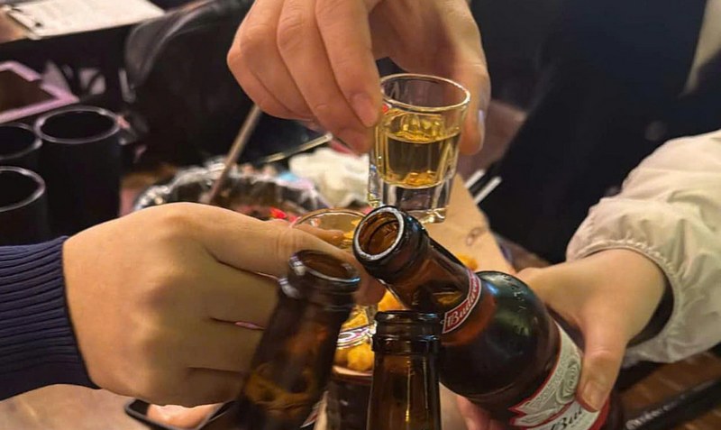 Ăn trước khi uống rượu để giảm tốc độ hấp thu cồn