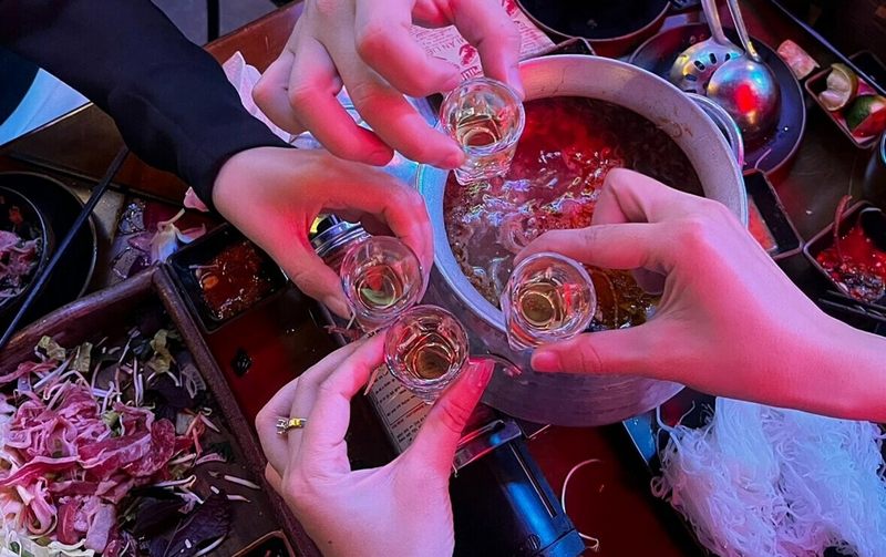 Kết hợp nước lọc trong lúc uống rượu để giữ tỉnh táo