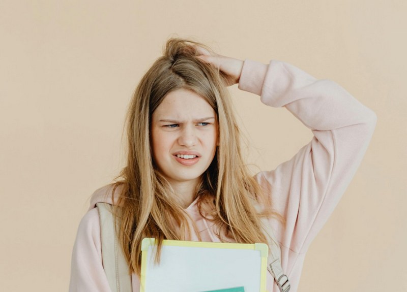 Gội đầu sai cách khiến da đầu bị kích ứng