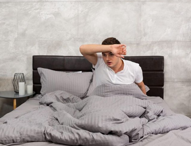 Ra mồ hôi khi ngủ mặc dù trời lạnh: Nguyên nhân, cách xử lý